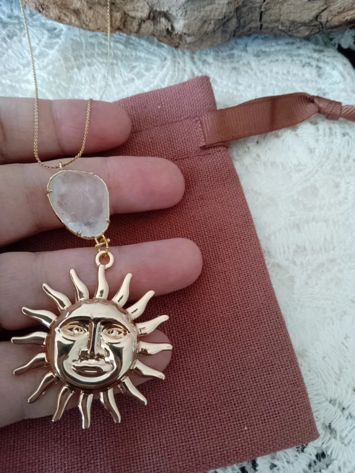 Vergulde zonnecollier met natuurlijk wit kristal – photo 3
